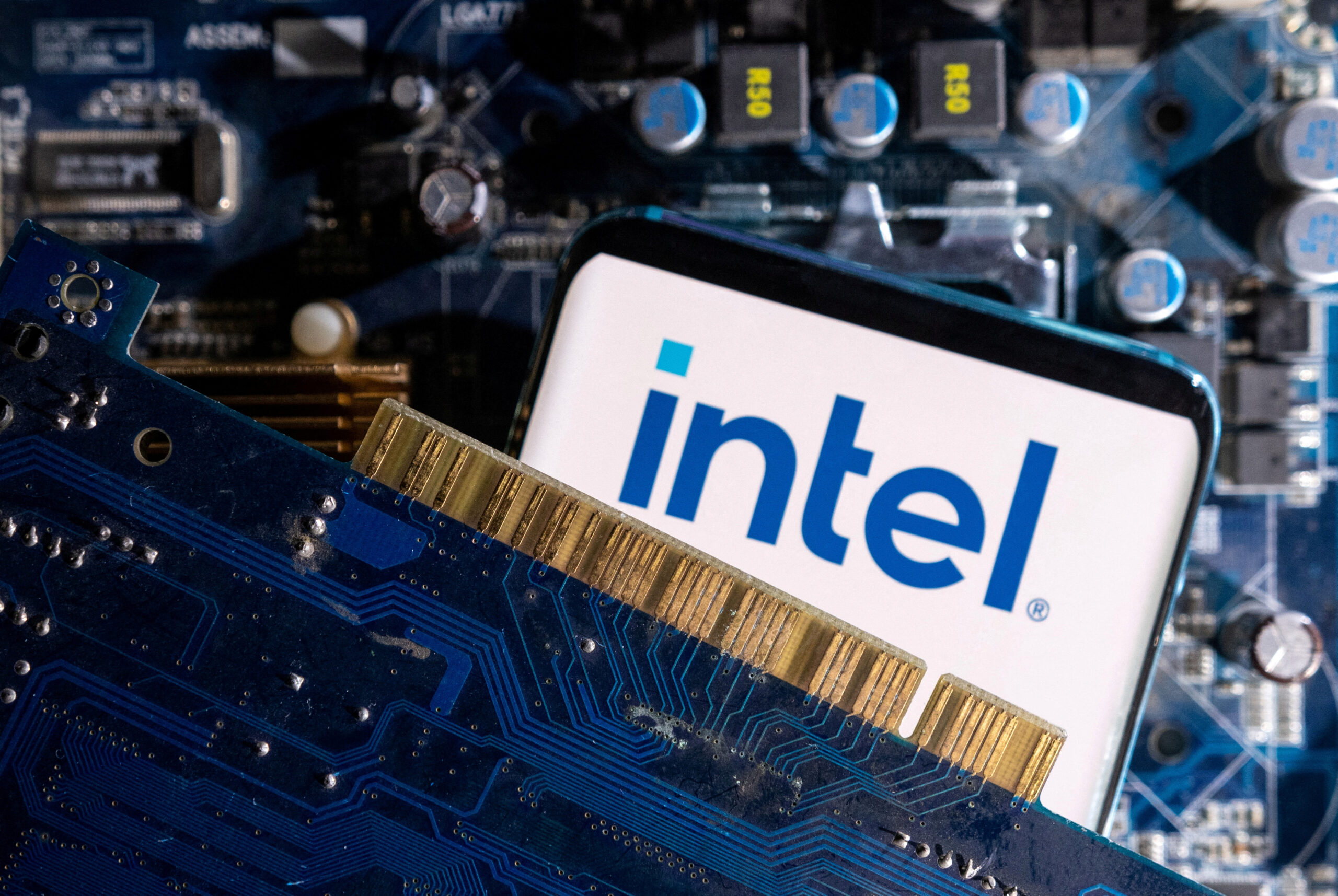 Η Intel θα σταματήσει να κατασκευάζει τσιπ για τους Bitcoin miners: Έκθεση