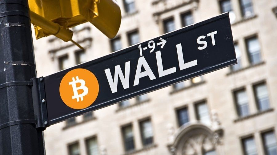 Wall Street και crypto το 2026: χρηματιστηριακή οθόνη με γράφημα Bitcoin, σύμβολα ETFs και tokenization, με φόντο ουρανοξύστες της Νέας Υόρκης