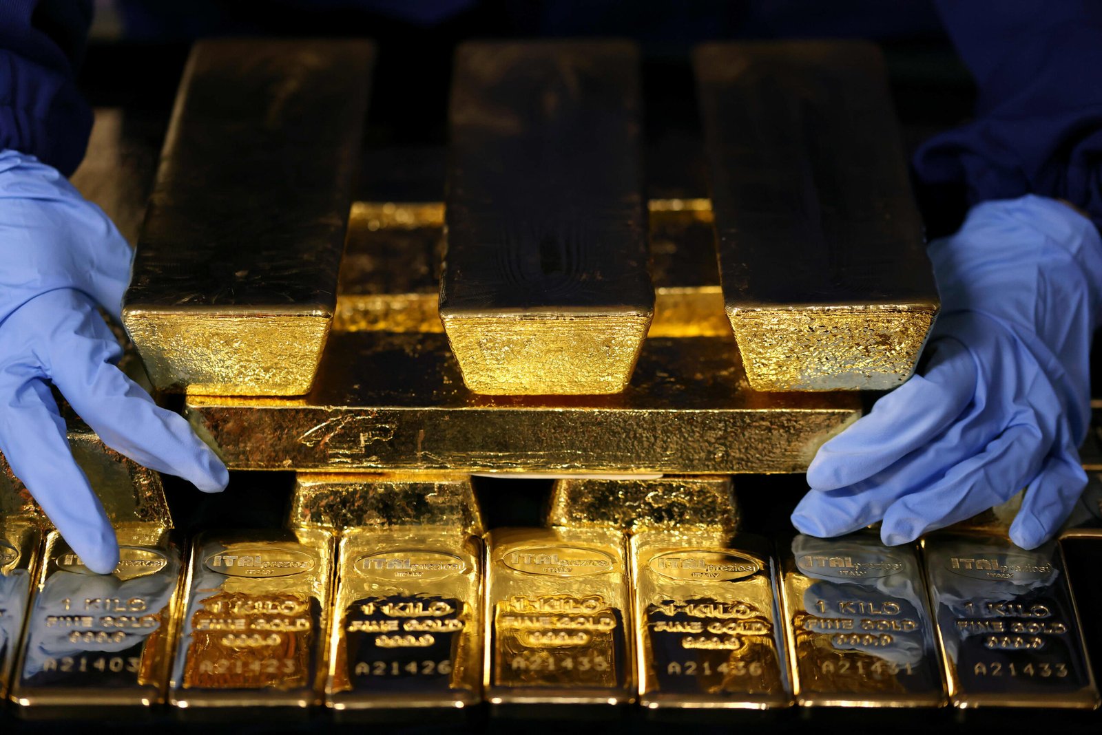 Πτώση του μεριδίου του δολαρίου στα παγκόσμια αποθεματικά κάτω από 50% και άνοδος του χρυσού σύμφωνα με στοιχεία IMF, ECB και Bloomberg