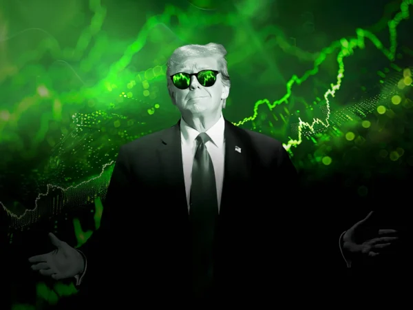 Donald Trump μιλάει στο World Economic Forum (Davos 2026) με τις χρηματαγορές και μετοχικούς δείκτες στο φόντο.