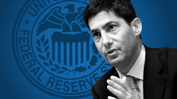 Ο Kevin Warsh σε εκδήλωση με φόντο το κτίριο της Federal Reserve, καθώς οι αγορές αξιολογούν το ενδεχόμενο αλλαγής ηγεσίας και τις προοπτικές για μειώσεις επιτοκίων το 2026