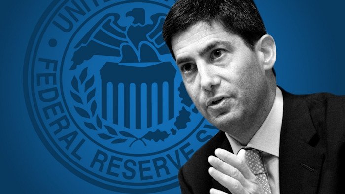 Ο Kevin Warsh σε εκδήλωση με φόντο το κτίριο της Federal Reserve, καθώς οι αγορές αξιολογούν το ενδεχόμενο αλλαγής ηγεσίας και τις προοπτικές για μειώσεις επιτοκίων το 2026