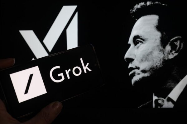 Ο Elon Musk μπροστά από το λογότυπο της xAI και το Grok, με φόντο την πλατφόρμα X, ενόψει της επικείμενης κυκλοφορίας του Grok 4.20.