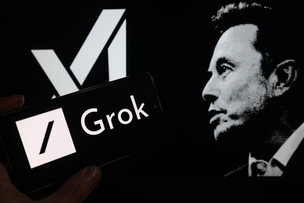 Ο Elon Musk μπροστά από το λογότυπο της xAI και το Grok, με φόντο την πλατφόρμα X, ενόψει της επικείμενης κυκλοφορίας του Grok 4.20.