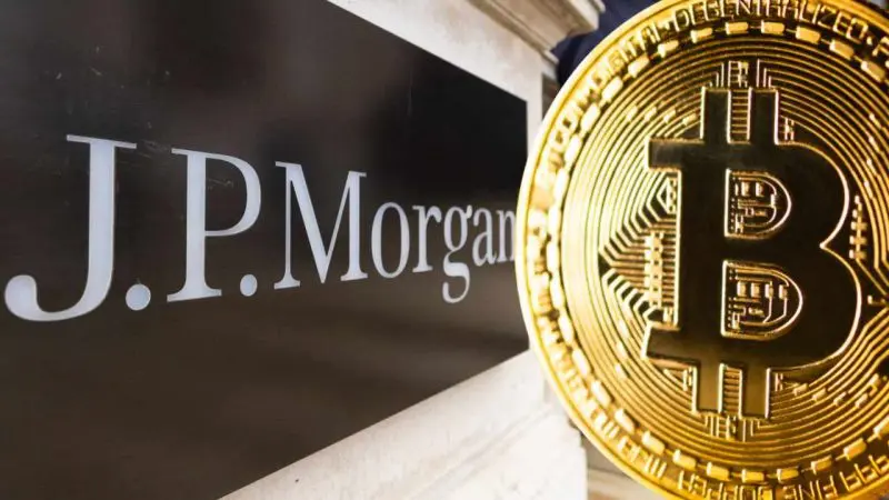 Λογότυπο JPMorgan μπροστά από χρηματιστηριακά γραφήματα κρυπτονομισμάτων και τίτλο που υποδηλώνει πιθανό ράλι στην αγορά λόγω προώθησης νομοθεσίας για τα ψηφιακά περιουσιακά στοιχεία στις ΗΠΑ