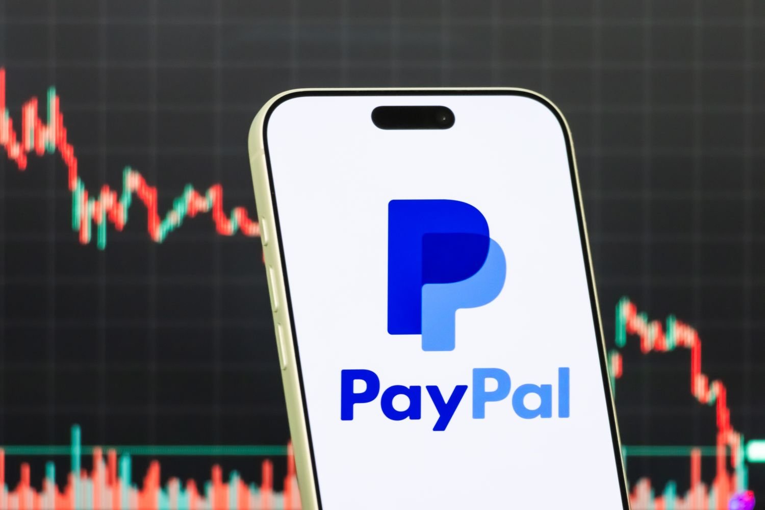 Γράφημα μετοχής PayPal (PYPL) στο NASDAQ που δείχνει απότομη πτώση μετά από δημοσίευμα για απουσία συνομιλιών με τη Stripe