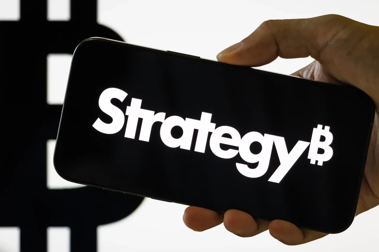 Σύγκριση απόδοσης Strategy (MSTR) και Bitcoin στο τελευταίο 12μηνο, με τη μετοχή να καταγράφει σχεδόν διπλάσια πτώση από το BTC