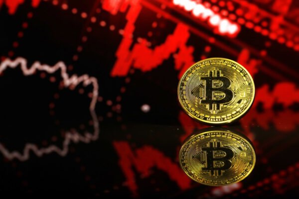 Γράφημα τιμής του Bitcoin με έντονη μεταβλητότητα καθώς traders σε prediction markets στοιχηματίζουν πιθανή πτώση προς τα $61.000 μέσα στον Μάρτιο.