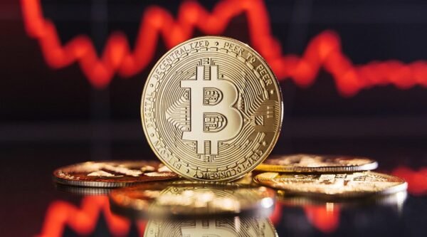 Γράφημα τιμής Bitcoin στα 71.000 δολάρια με κόκκινα κεριά πτώσης και ένδειξη μαζικών ρευστοποιήσεων 117 εκατομμυρίων δολαρίων σε μία ώρα