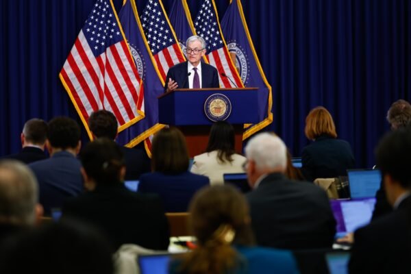 Ο πρόεδρος της Federal Reserve Jerome Powell στο βήμα των ανακοινώσεων στις 18 Μαρτίου 2026, αναλύοντας τις επιπτώσεις του πολέμου στο Ιράν και τον πληθωρισμό στην παγκόσμια οικονομία.