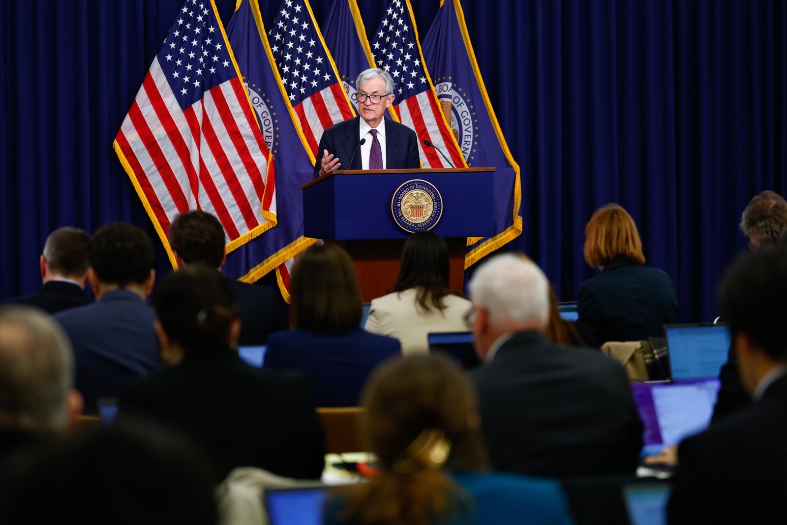 Ο πρόεδρος της Federal Reserve Jerome Powell στο βήμα των ανακοινώσεων στις 18 Μαρτίου 2026, αναλύοντας τις επιπτώσεις του πολέμου στο Ιράν και τον πληθωρισμό στην παγκόσμια οικονομία.