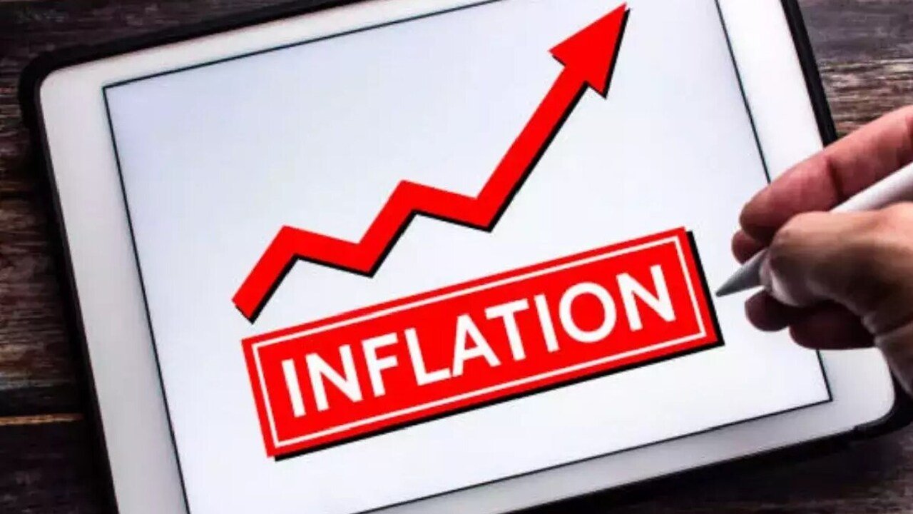 Γράφημα των Financial Times που δείχνει την ανοδική αναθεώρηση των προβλέψεων για τον πληθωρισμό το 2026 σε ΗΠΑ, Ευρωζώνη και Ηνωμένο Βασίλειο, με φόντο ψηφιακά σύμβολα κρυπτονομισμάτων.