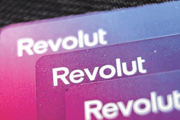 Το λογότυπο της Revolut σε ψηφιακή οθόνη έξω από τα κεντρικά γραφεία στο Λονδίνο, συμβολίζοντας την έγκριση της πλήρους τραπεζικής άδειας στο Ηνωμένο Βασίλειο.
