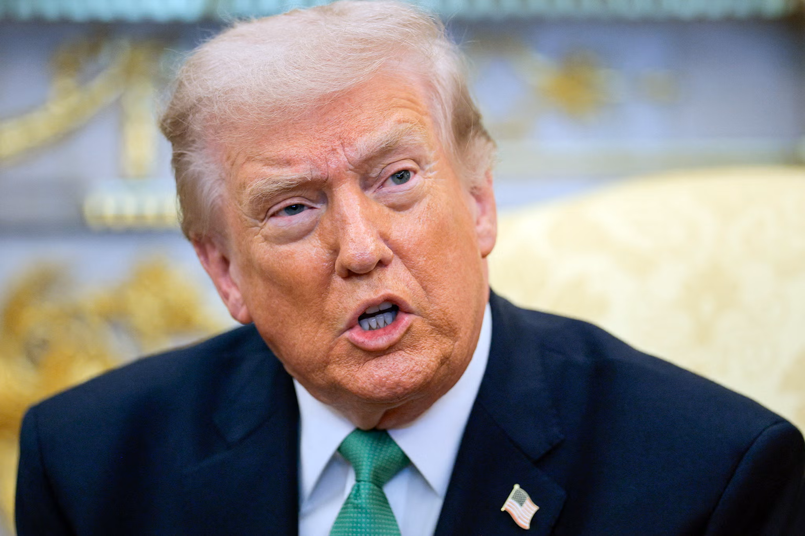 Ο Πρόεδρος των ΗΠΑ Ντόναλντ Τραμπ σε αυστηρό στιγμιότυπο στο Οβάλ Γραφείο, με την αμερικανική σημαία στο φόντο, συμβολίζοντας την ιστορική ρήξη με τους συμμάχους του ΝΑΤΟ και την αυτόνομη στρατηγική των ΗΠΑ στη σύγκρουση με το Ιράν.